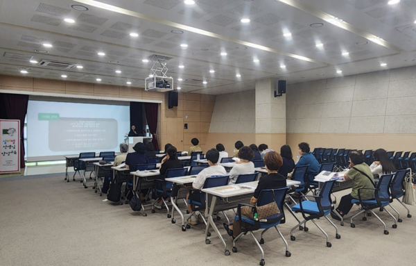 월 2일 미사보건센터 2층 대강당에서 관내 요양기관과 유관기관 종사자를 대상으로 한 ‘실버벨 선생님 양성교육’이 진행되고 있다. (사진_하남시)