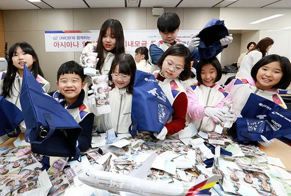 아시아나항공이 17일(금), 임직원 자녀들과 함께 「사랑의 기내 동전 모으기 캠페인」으로 조성된 기내 동전을 계수하는 봉사활동을 펼쳤다.사진은 17일(금) 강서구 아시아나항공 교육훈련동에서 겨울방학을 맞이한 임직원 자녀들이 '사랑의 기내 동전 모으기 캠페인'으로 모인 동전의 계수 봉사활동에 참여하고 있다.(사진_아시아나항공)