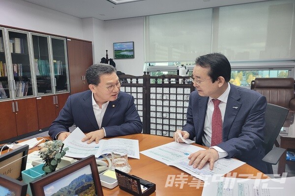김종식 목포시장, 2022년도 국비 확보 총력...국회 심의 대응(왼쪽 신정훈 국회의원, 오른쪽 김종식 목포시장)/사진=목포시청 제공