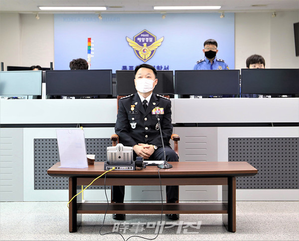 목포해양경찰서 제25대 서장으로 취임한 임재수 총경(52)이 13일 오전 9시 가거도 해상에서 출동 중인 1509함 승조원들과 화상통화로 취임인사와 함께 “코로나19로 엄중한 시기에 차단경비를 우선으로 시행하고, 불법조업에 대해서는 검문검색 시행으로 엄정하게 대처하여 어족자원보호와 해상주권 수호에 최선을 다해 달라”고 말했다.(사진_목포해양경찰서)