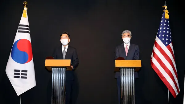 노규덕 외교부 한반도평화교섭본부장과 성 김 미 국무부 대북특별대표가 24일 오전 서울 중구 롯데호텔에서 비공개 조찬 협의 뒤 약식 기자회견을 하고 있다.(사진_사진공동취재단)