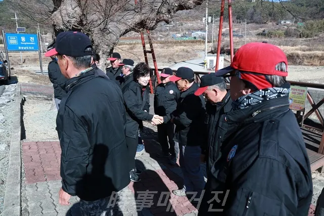 구무영 진해구청장, 산불감시원들을 격려하고 있다. (사진:진해구청)