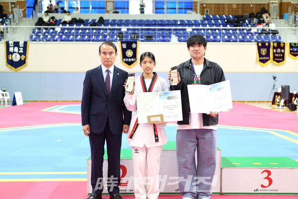 제 28회 광주 5.18전국태권도대회 여자중등부 우수선수상 사당중학교 이근미, 우수지도상 권승준지도자 (사진_정연수 기자)