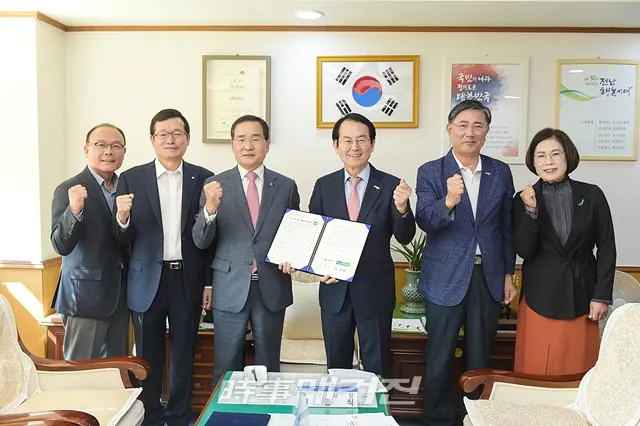 목포시와 농협네트웍스는 10일 목포시청에서 목포 천만 관광객 유치를 위한 업무협약을 체결했다.(사진_목포시청)