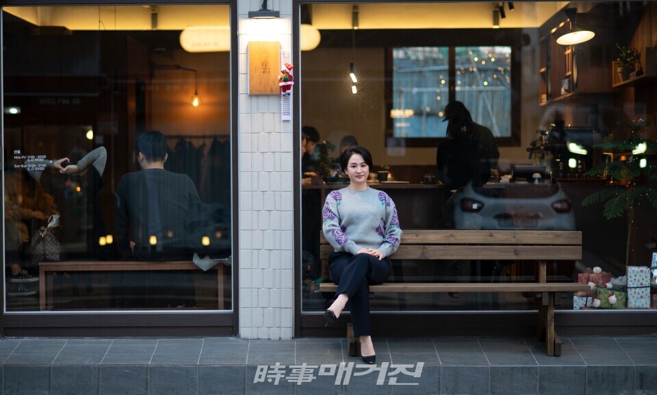 지휘하는 CEO 이미영, 카페 '연필'에서 ©최윤하 작가
