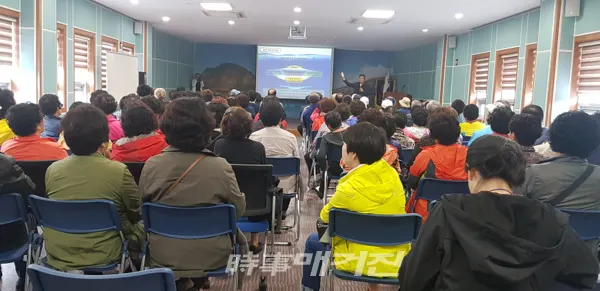 안덕면 화순 번내골 권역 사업 하성용 관계자가 번내골 권역사업추진에 대한 설명을 오조리 리민을 대상으로 설명하고 있다.(사진 고기봉 기자 제공)