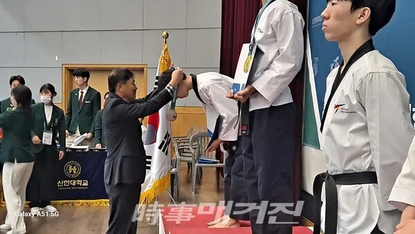 입상한 선수들에게 시상하고 있는 대한태권도협회 윤웅석 고문(사진_박경환 기자)