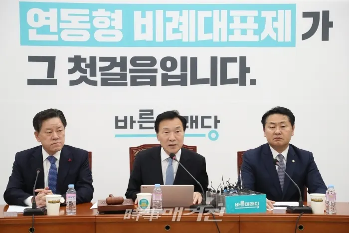 지난 9일 국회에서 열린 바른미래당 최고위원회의 및 제4차 최고위원 중진의원 연석회의에서 발언하고 있는 손학규 대표(사진_바른미래당 홈페이지)