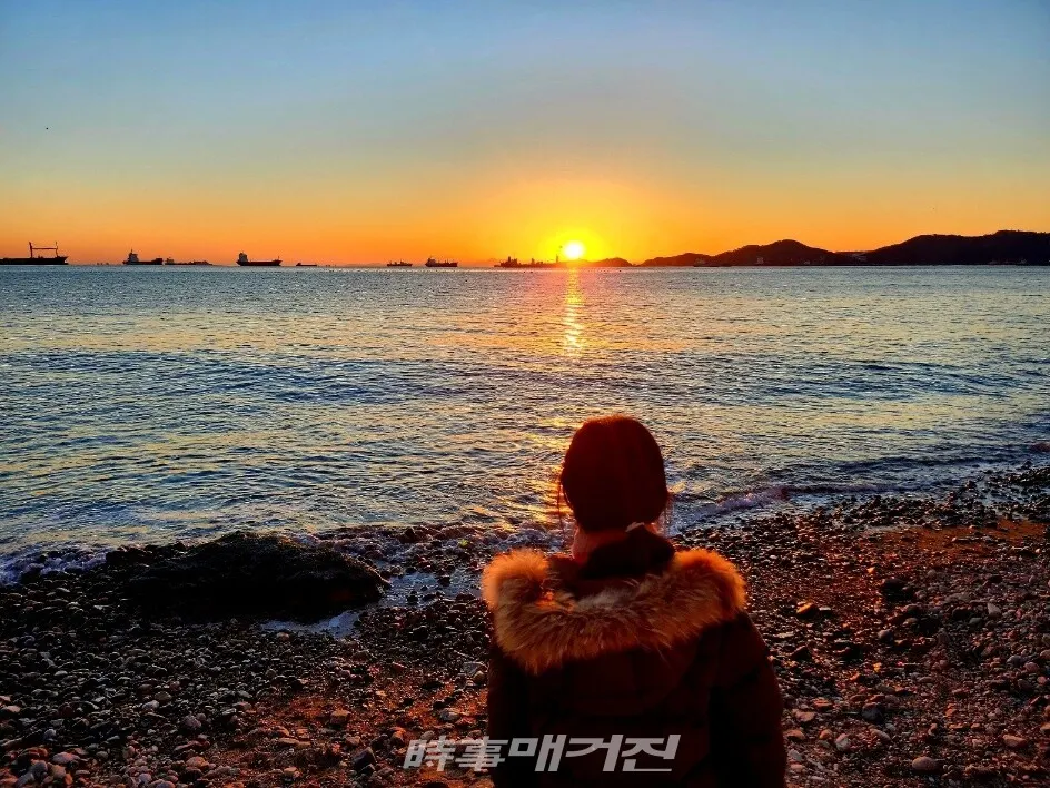 2024년 12월 31일 영도 중리 해안 일몰(사진_조용우 칼럼니스트)