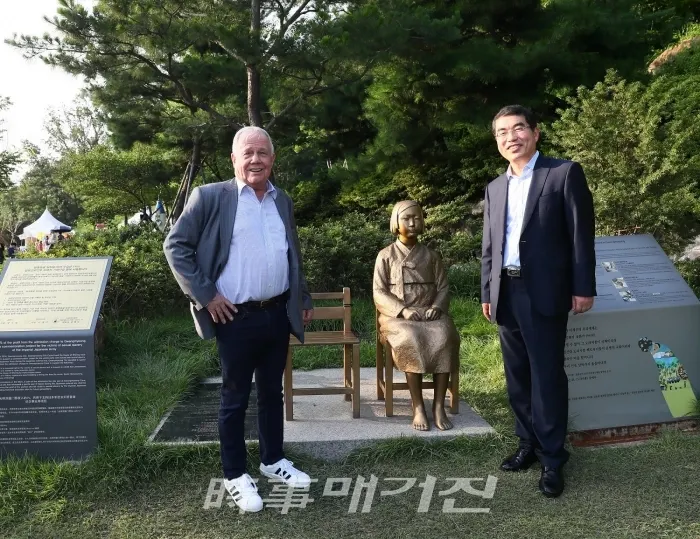 짐 로저스 로저스홀딩스 회장(왼쪽)과 양기대 광명시장이 광명동굴 입구에 세워진 평화의 소녀상 앞에서 포즈를 취하고 있다. 로저스 회장은 광명동굴과 KTX광명역을 둘러본 후, 양 시장의 유라시아대륙철도 프로젝트를 듣고 감탄을 금치 못했다는 후문이다. (사진제공 = 양기대 광명시장)
