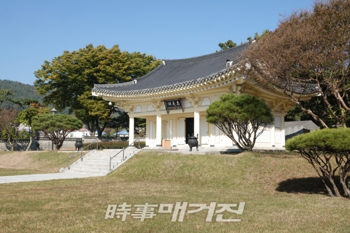 윤봉길 의사의 고향인 충남 예산군 덕산면 시량리에 있는 충의문에는 그의 위패가 모셔져 있다.