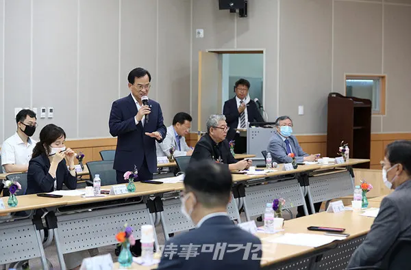 광주광역시 광산구는 “민관산학 40여개 기관이 연대해 구성한 ‘코로나19 극복 광산경제백신회의’가 30일 평동종합비즈니스센터에서 중간평가회를 열었다”고 밝혔다.(사진_광주광역시 광산구청)