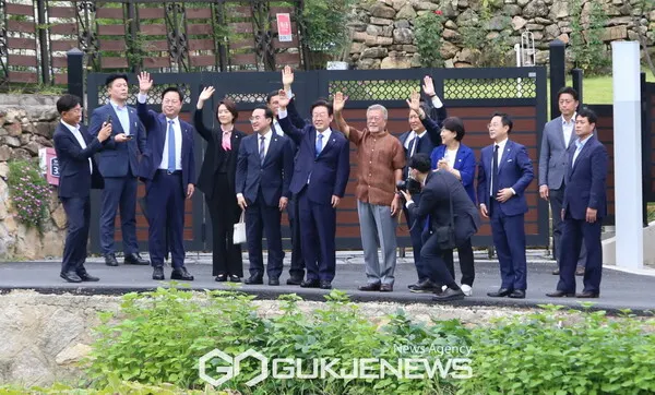 8월 29일 오후 문재인 전 대통령 사저 앞에서 지지자들에게 손 흔들고 있는 민주당 이재명 신임 대표와 문 전 대통령, 더불어민주당 지도부(사진_국제뉴스)
