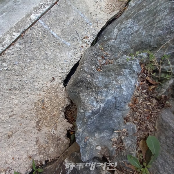 재건축 현장 석축 균열(사진_시사매거진)