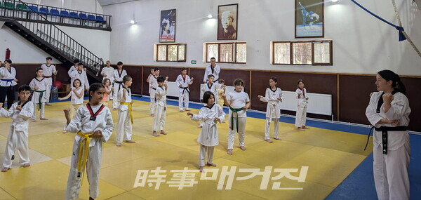 태권도봉사단(원)이 조지아에서 태권도를 지도하고 있다. (사진_태권도 진행재단 제공)