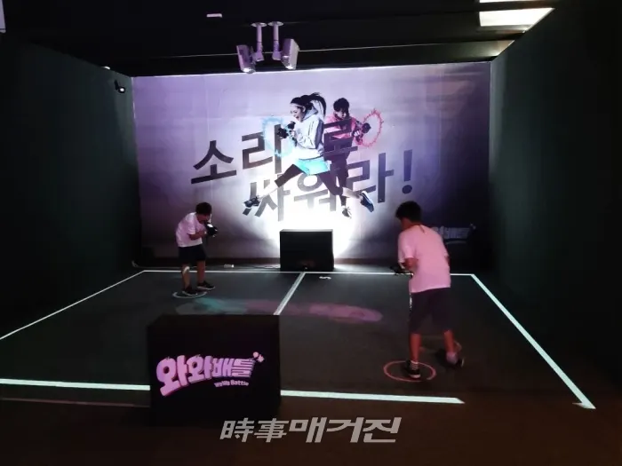 롯데백화점 평촌점(범계역) 식품관 2층 문화홀, VR 테마 가족 놀이공간 ‘V 리얼 파크’ 성황! / 사진=시사매거진 하명남 기자