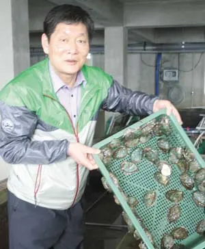 ▲ 남해전복영어조합법인 김경진 대표이사/ 남해자연맛집 대표