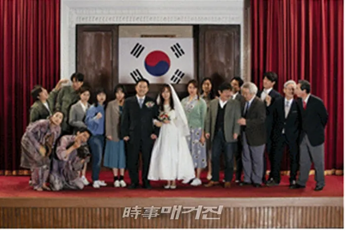 연극 <달빛 결혼식>은 광주시립극단 나상만 예술감독이 광주형 킬러콘텐츠를 겨냥하여 직접 쓰고 연출한 작품으로 5.18 민주화운동과 지역차별의 문제를 다룬 정치풍자극이다.[사진: 광주시립극단]