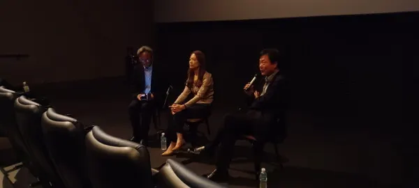양지혜 감독은 ‘내가 주인이 되는, 나의 삶을 살았으면 좋겠다’는 마음으로 ‘꿈틀리인생학교’ 입교생의 일상을 소개하는 다큐멘터리 영화 (괜찮아, 앨리스)로 관객 앞에 섰다.