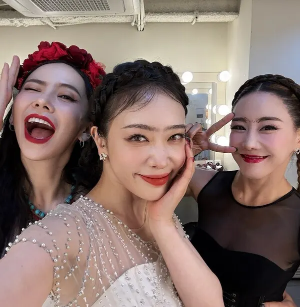 무대 뒤에서 동료 연기자들과 (사진출처_김히어라 인스타그램/hereare0318)