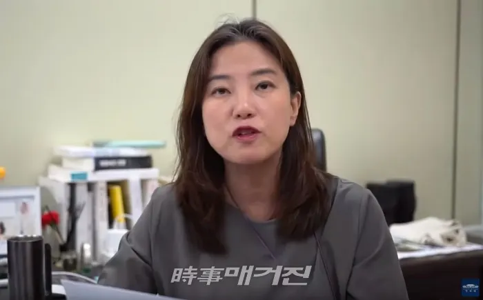 정혜승 청와대 뉴미디어 비서관이 국민청원에 대한 답변을 하고 있다.(사진_유튜브 캡처)