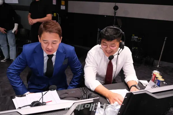 경기를 중계하는 정문홍 회장과 권아솔