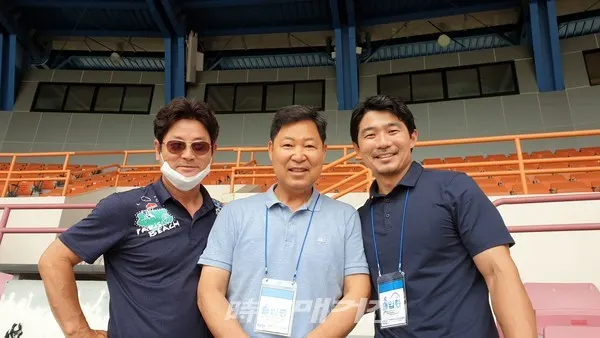 왼쪽부터 김용국 감독, 이만수 헐크파운데이션 이사장, 성민규 롯데 단장(사진_헐크파운데이션)