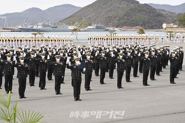 해군사관학교는 “제79기 사관생도 입학식을 2월 26일 오후 2시 해군사관학교 연병장에서 개최했다”고 밝혔다.사진은 제79기 사관생도들이 입학선서를 하고있다.(사진_해군사관학교)