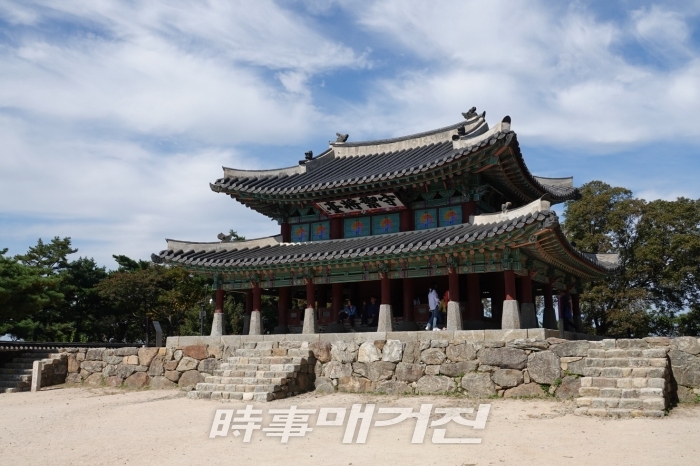 수어장대는 지휘와 관측을 위해 만들어진 5대 장대 중에 유일하게 남아 있는 건축물로 남한산성 내의 건축물 중 가장 화려하고 웅장하다.