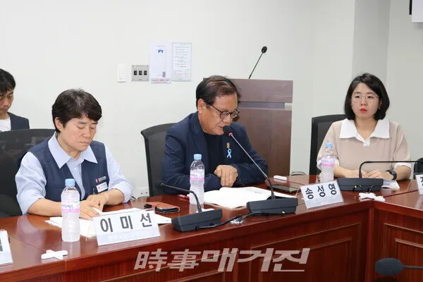 아리셀 중대재해 참사 대책위원회 송성영 공동대표가 ‘아리셀 중대재해 참사의 원인과 재발 방지 대책 긴급토론회’ 현장에서 인사말을 하고 있다.(사진_한영두 기자)