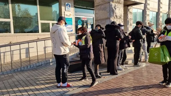 핫팩 배부 사진(이천시=제공)