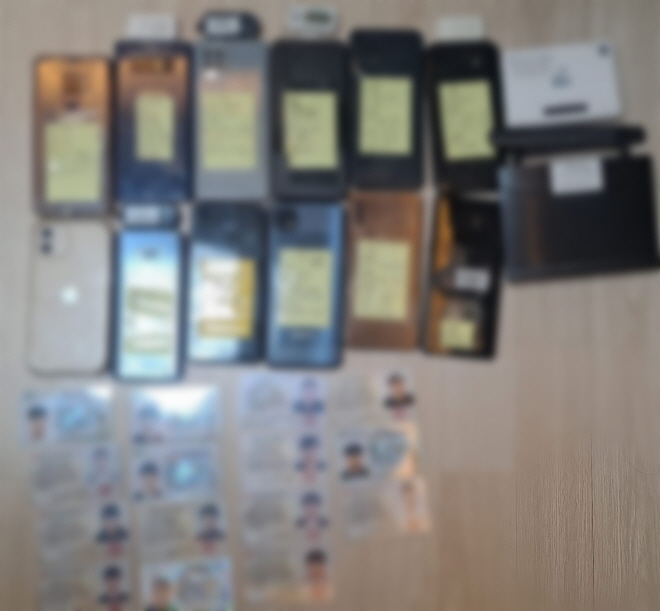 통장모집책으로부터 압수한 타인 명의 휴대폰과 신분증. (사진_부산경찰청)