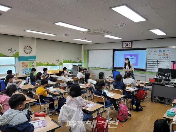 여수시(시장 권오봉)는 2021년 행복교육지원센터 학교지원 프로그램을 운영할 능력있는 전문 강사 55명를 모집한다. (사진은 지난해 학교지원 프로그램 운영 모습)