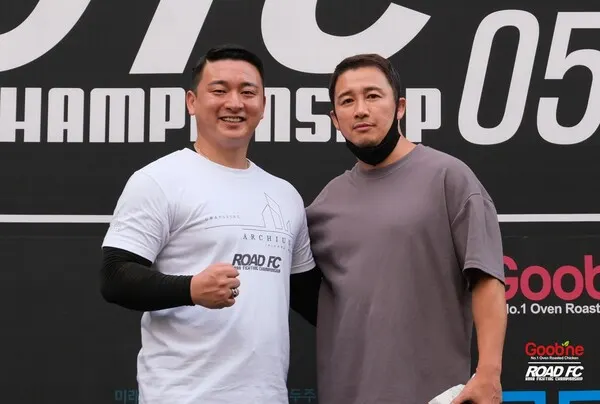 이번 대회장은 아키우노 종합건설의 박준혁 회장이 맡는다. 지난 2021년 창원에서 열린 ROAD FC 058에 이은 두 번째다. 박준혁 회장은 “창원대회 후 아키우노 종합건설도 로드FC 덕분에 많이 성장해 사업을 전국으로 확대한 상태다. 고마움을 로드FC와 함께 나누고 싶어 이번에도 대회장을 맡게 됐다”며 소감을 전했다. 왼쪽부터 박준혁 회장 로드FC 정문홍 회장.