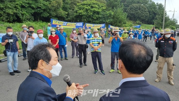정세균 전 총리가 제주 제2공항 예정지  현장 주민들과의 간담회에서 제주 제2공항과 관련해 발언하고 있다.