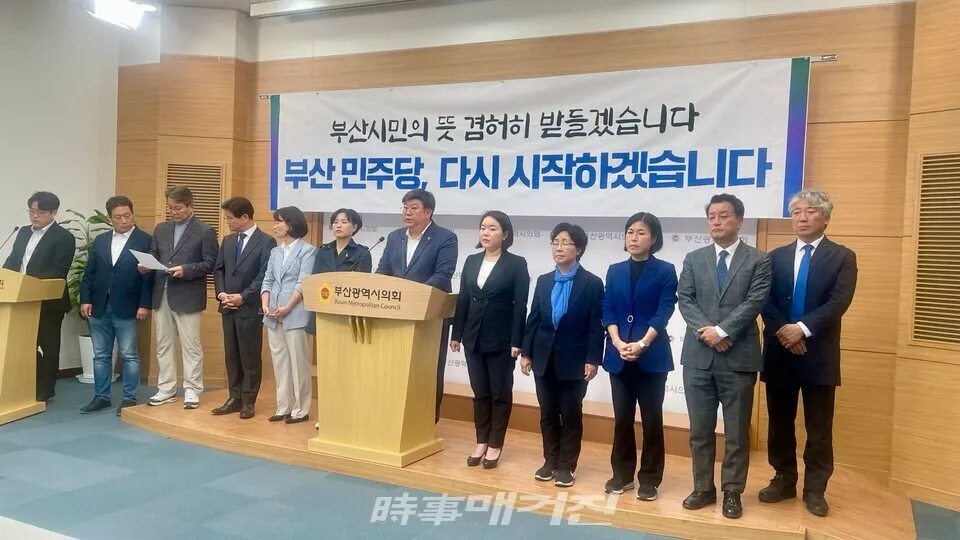 16일 부산시의원 보궐선거 전원석 당선인은 지지에 감사를 표하며 총선 중 사하갑에서 일어난 부정 관권 선거와 흑색선전에 수사와 처벌을 촉구했다. (사진_정유희 기자)