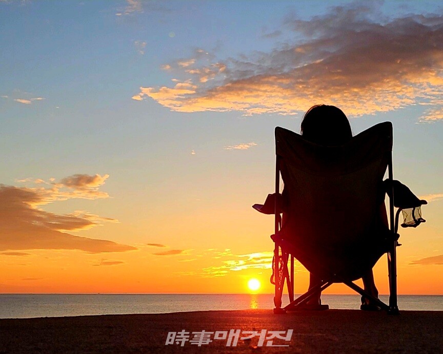 떠오르는 태양을 바라보며 소녀는 무슨 생각을 할까(사진_조용우)