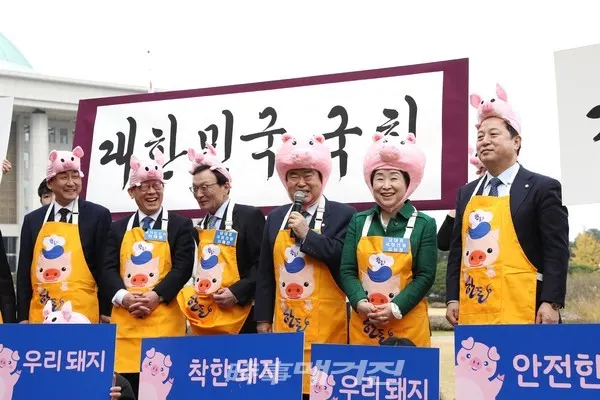 문희상 국회의장이 12일 오후 국회 의원회관 앞에서 열린 '2019 국회 우리 한돈 사랑 캠페인'에 참석해 “아프리카 돼지열병 때문에 국민이 몸살을 앓고 있다. 돼지농가 피해를 줄일 수 있도록 정부와 정치권에서 최선을 다해주길 바란다”고 말했다.(사진_국회)