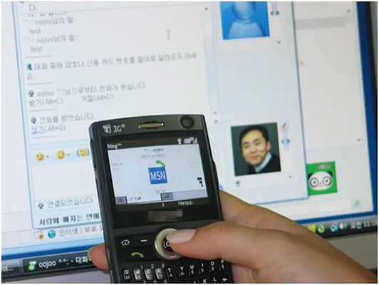 ▲ UC는 이메일, 사내 전화, 개인 휴대폰을 포함한 일반적인 커뮤니케이션 채널을 통합하여 이용자에게 시간, 장소, 기기에 구애받지 않는 효율적인 업무 환경을 제공한다.