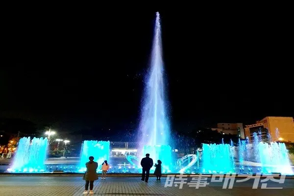 남악 김대중 광장 중앙 분수의 화려한 야경 모습/사진=이병석 기자
