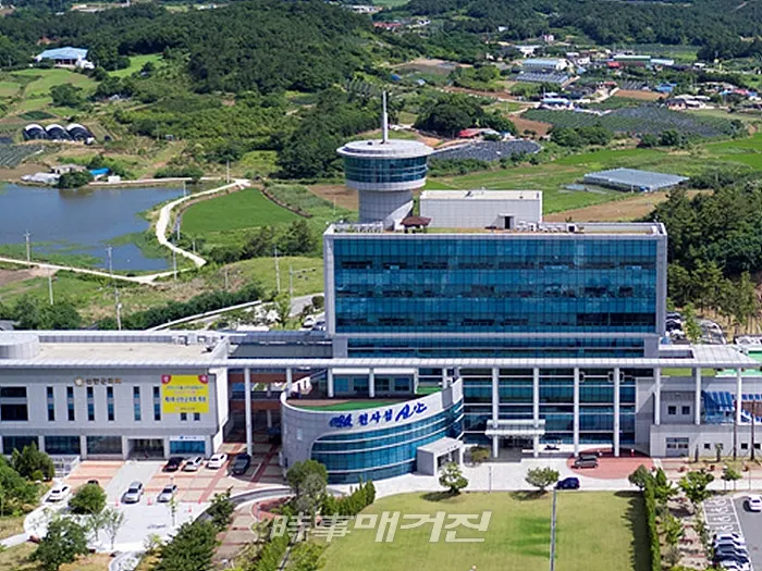 신안군에서는 지난해 10월 전국 최초로 「신안군 신재생에너지 개발이익 공유 등에 관한 조례」를 제정하여 지역주민과 발전사업자가 함께 발전수익을 공유하는‘주민참여제도’를 추진하고 있다..사진은 신안군청 전경이다.(사진_신안군청)