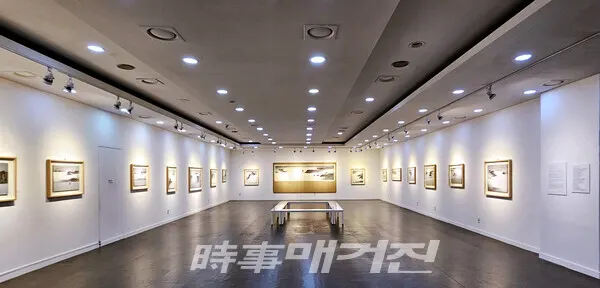 인사아트프라자 갤러리 1층에는 전통적인 수묵산수의 기법을 초월하는 독자적인 선염기법의 '운문산수화'를 창안한 4대 『임전 허문 초대전』이 열리고 있다. (사진_시사매거진)