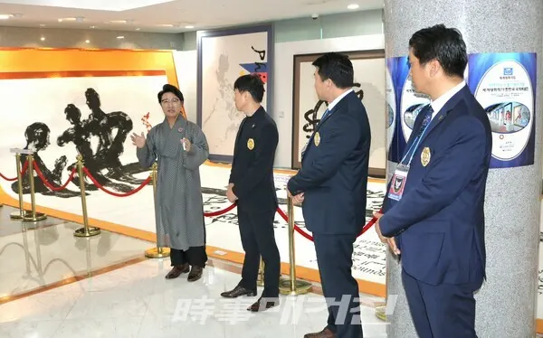 한한국 세계평화작가가 국회의원회관 제2로비에서 '세계평화지도 UN전시·소장15주년, 세계평화작가 한한국 국회특별전'이 열린 가운데 에스티시스템(주)의 경호 속에 관람객에게 작품을 설명 하고 있다.(사진_한영두 기자)