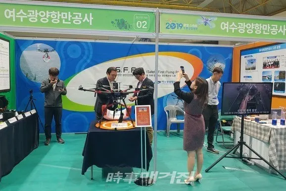 ‘드론산업의 門을 열다’라는 주제로 열린 이번 행사는 조달청 등 60개 수요처와 29개 공급업체가 참여하고 학생, 시민 등 관람객 12,000여 명이 방문했다. 사진은 전시회 부스현장사진이다.(사진_송상교기자)