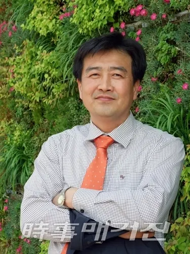 문응식 대표가 14여 년의 연구와 실험을 통해 개발한 도자기랑 나무랑은 분재의 예술성을 한 층 높였다는 평가를 받고 있다.