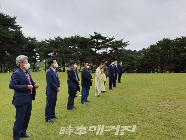 2021년 5월19일 다함께 자유당(창당준비위원장 최성덕) 임원들이 충장사 인근에 있는 계백장군 묘소에서 참배를 하고 있다 (사진_윤사모중앙회 제공)