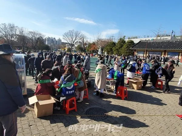 수원 장안공원에서 (사)바다살기기 한국SOS자원봉사단이 수원시민에게 마스크를 무료전달하고 있다.