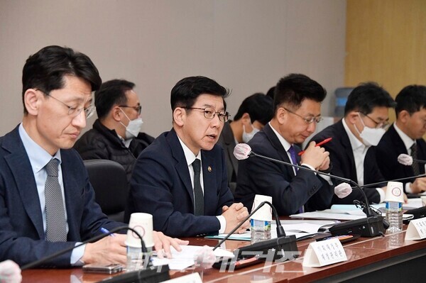 최상대 기획재정부 차관이 21일 서울 중구 서울고용복지플러스센터에서 열린 ‘제2차 재정집행 관계 차관회의’를 주재, 모두발언을 하고 있다.