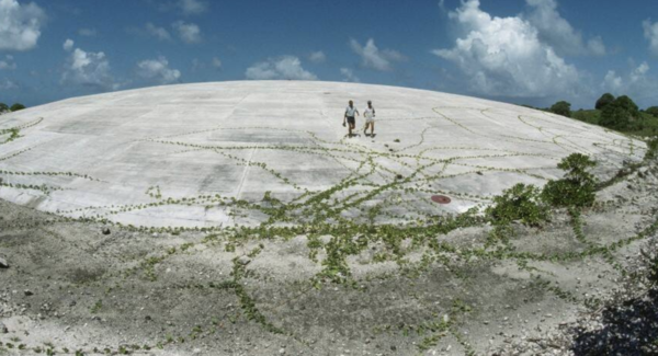 루닛 돔(Runit Dome)은 마셜제도 에니웨톡 환초(Enewetak Atoll)의 루닛 섬(Runit Island)에 위치한 거대한 콘크리트 구조물로, 1979년에 미국이 건설했다. 이 돔은 1946년부터 1958년까지 미국이 마셜제도에서 실시한 67회의 핵실험으로 발생한 방사성 폐기물을 임시로 봉인하기 위해 만들어졌다. 내부에는 플루토늄을 포함한 약 88,000입방미터의 오염 토양과 방사성 폐기물이 매립되어 있다. 현지 주민들은 이 구조물을 ‘더 툼(The Tomb, 무덤)’이라 부르며, 기후변화로 인한 해수면 상승과 구조물의
