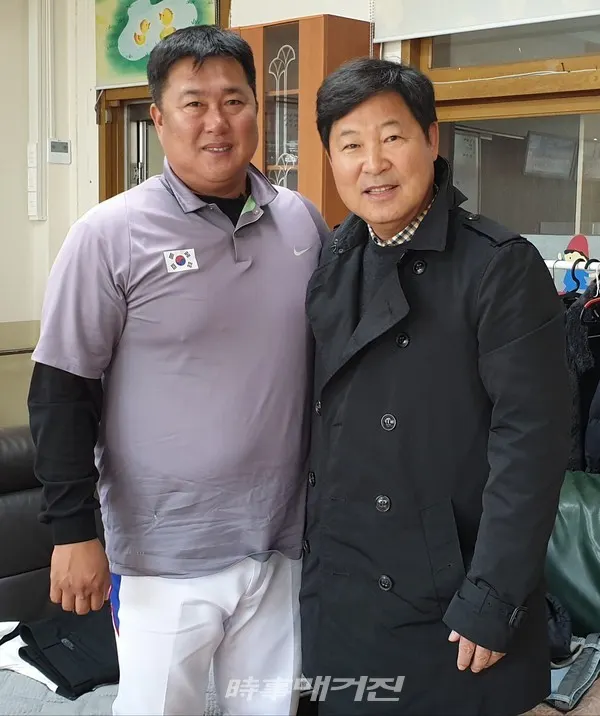 이만수 헐크파운데이션 이사장(우)과 의왕부곡초 이동진 감독(좌)